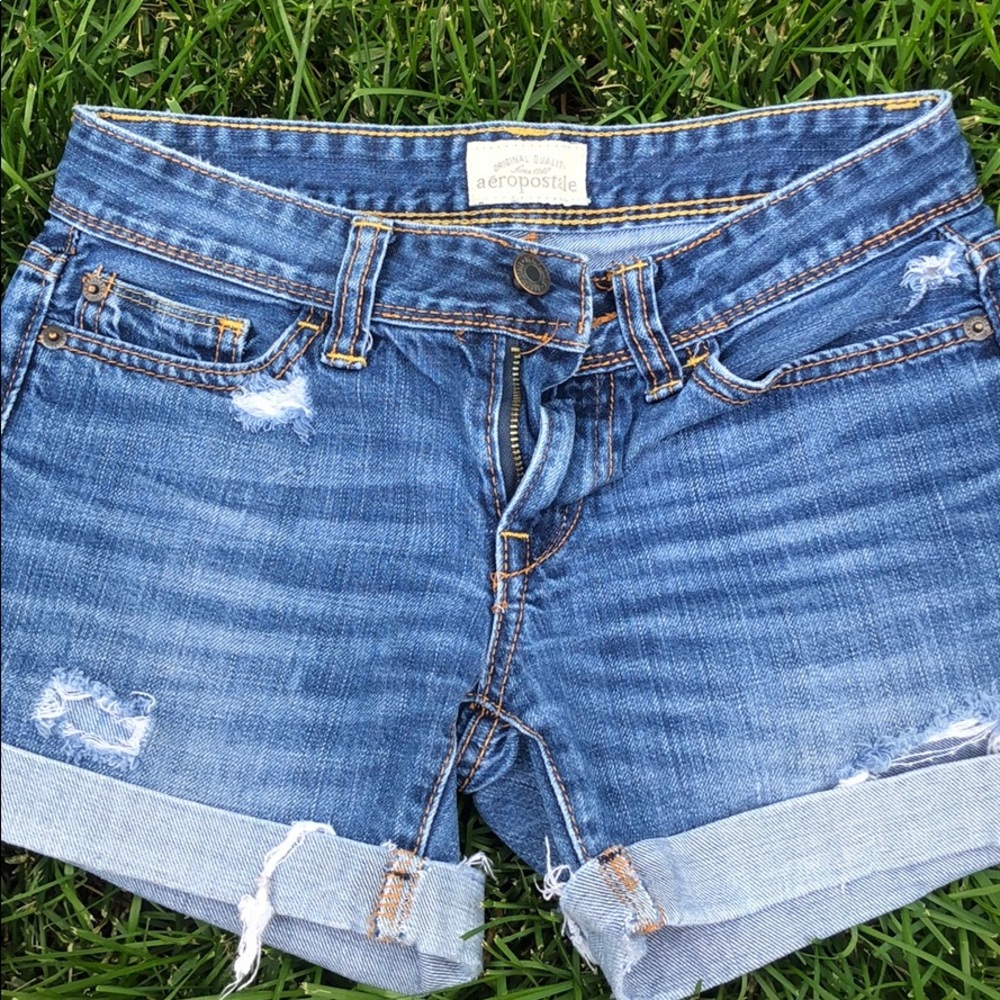 Medium wash slightly distressed mid rise shorts!